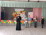 В школе №49 Шахты прошла торжественная линейка с участием священника и почётных гостей