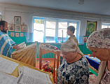 В храме пророка Илии хутора Нижнемакеевский прошла праздничная литургия с освящением орехов и крестным ходом