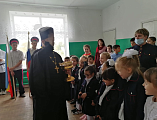 Иерей Анатолий Минаев посетил церемонию посвящения в казачата в МБОУ Елкинская СОШ
