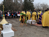 Преосвященнейший епископ Симон совершил чин освящения креста и купола для храма преподобного Серафима Саровского поселка Отрадный Багаевского района