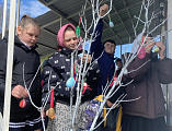 В храме Архангела Михаила украшают «Пасхальное дерево»