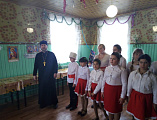 С Рождеством Христовым поздравили персонал и пациентов отделения сестринского ухода Красненской сельской больницы маленькие прихожане храма святой Ксении Петербургской и храма святого Серафима Саровского