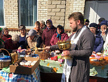 Благочинный приходов Кашарского округа иерей Георгий Грошев совершил объезд вверенного ему благочиния, совершив освящение пасхальных приношений