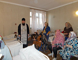 Иерей Владимир Татаркин причастил пациентов центральной городской больницы г. Донецка