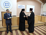 Удостоверения о повышении квалификации духовенство Шахтинской епархии получило из рук епископа Шахтинского и Миллеровского Симона и директора ИСОиП (филиала) ДГТУ в г. Шахты С.Г. Страданченко