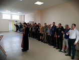 Со Светлым Христовым Воскресением постояльцев реабилитационного центра хут. Маркин поздравили настоятель храма праведного Иосифа Обручника иерей Сергий Болоцков и участник Молодежного совета Шахтинской епархии