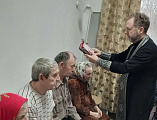 Настоятель храма посетил дом престарелых в Крестопоклонную неделю