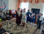 С пасхальным поздравлением учащиеся воскресной школы «Благовест» посетили подопечных Центра социального обслуживания пожилых и инвалидов