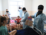 С наступающими Новым годом и Рождеством Христовым Преосвященнейший епископ Симон вместе с главой Администрации г. Шахты А.В. Ковалевым поздравил детей, находящихся на лечении в шахтинской больнице