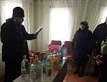 Благочинный приходов Кашарского округа иерей Георгий Грошев совершил чин великого освящения воды в приходах, молитвенных домах и традиционных местах сбора людей в благочинии