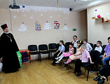 Иерей Олег Бурлаков и ученики воскресной школы «Свет Ангела» посетили детей, находящихся в социально-реабилитационном центре г. Гуково