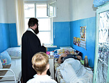 В день чествования Великомученика и целителя Пантелеимона иерей Андрей Павленков посетил Красненскую участковую больницу, отделение сестринского уход