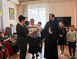 Забота о ближних: визит благочинного и воспитанников воскресной школы в пансионат для пожилых людей