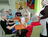Воспитанники приюта «Огонек» поселка Каменоломни изготовили жаворонков для воинов в госпиталь ДНР