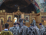 Епископ Симон совершил утреню Великой пятницы с чтением двенадцати Страстных Евангелий