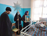 С праздником Рождества Христова протоиерей Роман Мясников и прихожане поздравили постояльцев хосписа хутора Красный