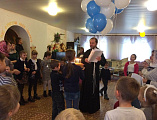 Учащиеся воскресной школы «Радуга» поздравили своего настоятеля с именинами