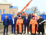 Преосвященнейший епископ Симон совершил чин освящения креста и купола для храма Покрова Пресвятой Богородицы хутора Карповка