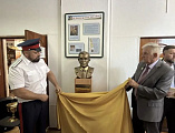 В Каменском казачьем кадетском корпусе открыли бюст поэта Николая Туроверова
