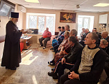 Настоятель Вознесенского храма города Шахты проявил пастырское внимание к постояльцам социального учреждения и оказал им гуманитарную помощь