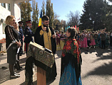 Иерей Николай Налеткин и иерей Иоанн Трофимов приняли участие в торжественном посвящение в казаки учеников 5-го класса МБОУ СОШ № 23 г. Шахты