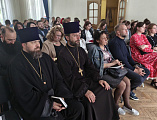 В актовом зале Свято-Георгиевской православной школы Ростова-на-Дону, состоялась конференция педагогов воскресных школ по реализации проекта «Взаимопосещение занятий педагогами воскресных школ и учебно-воспитательных групп приходов Ростовской-на-Дону епар