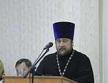 С докладом о духовно-нравственном воспитании на пленарном заседании Общественной палаты г. Шахты выступил член Общественной палаты иерей Симеон Есин