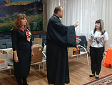 Протоиерей Роман Амплеев подарил подарки воспитанникам ГБУСОН РО «СРЦ города Новошахтинска»