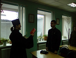 В рамках празднования Дня православной книги настоятель храма Покрова Пресвятой Богородицы г. Шахты протоиерей Михаил Борисенко провел беседу с казаками молодежной организации «Донцы»