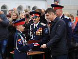 На площади Покровского кафедрального собора города Шахты прошло построение лучшего кадетского корпуса в России по случаю торжественной церемонии присяги и вручения первых погон молодым кадетам