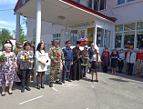 В школе № 23 п. Красногорняцкий Октябрьского района состоялась торжественная линейка, посвященная Дню Победы в Великой Отечественной войне.