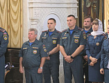 В Покровском кафедральном соборе города Шахты совершили богослужение с участием сотрудников пожарно-спасательной службы