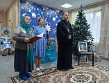 Священник и дети поздравили с Рождеством жителей дома престарелых в посёлке Садовый