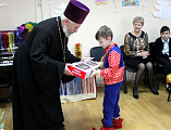 К ребятам в социальный приют для детей г. Гуково приехали воспитанники воскресной школы «Свет Ангела» прихода храма Великомученика и целителя Пантелеимона с настоятелем храма отцом Олегом Бурлаковым