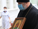 Преосвященнейший епископ Симон и председатель Общественного совета Главка Донской полиции ко Дню медицинского работника поздравили врачей ковид-госпиталей кафедрального города Шахты
