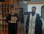 Протоиерей Игорь Жевердан освятил библиотеку Кашарского района