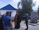 Настоятель Алексеевского Архиерейского подворья иерей Евгений Поцелуев в х. Красный Кут совершил панихиду на братской могиле воинов, павших в боях с немецкими захватчиками.