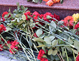 В День памяти и скорби к мемориалу «Аллея героев» в п. Каменоломни возложены цветы