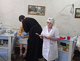 Протоиерей Александр Барановский и сестричество во имя святой императрицы Александры Романовой посетили отделение сестринского ухода ЦГБ города Донецка