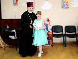 Иерей Олег Бурлаков и ученики воскресной школы «Свет Ангела» посетили детей, находящихся в социально-реабилитационном центре г. Гуково