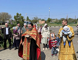 Память, объединяющая поколения: Лития у мемориала в Кадамовском