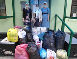 Добровольцы «Общины Милосердия» храма в честь иконы Пресвятой Богородицы Почаевской г. Каменск-Шахтинский передали нуждающимся одежду для детей и взрослых