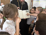 Священник провёл уроки ко Дню православной книги в школе №42