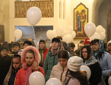 «Кемерово, мы с тобой». На Соборной площади города Шахты запустили белые шары и совершили заупокойное богослужение в память о погибших в торговом центре «Зимняя вишня»