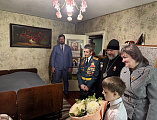 Епископ Шахтинский и Миллеровский Симон вместе с руководством города поздравил ветерана Великой Отечественной войны А.Д. Писанную