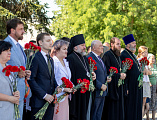 В День памяти и скорби Преосвященнейший епископ Симон возложил цветы к мемориалу в Александровском парке города Шахты