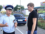 Сотрудники автоинспекции и священнослужитель провели совместную акцию, призывающую к взаимоуважению на дороге