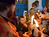 Жители пос. Каменоломни торжественно встретили Благодатный огонь