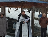 В праздник Крещения Господня в поселке ГРЭС г. Шахты иеромонах Варнава (Максименко) совершил чин освящения воды